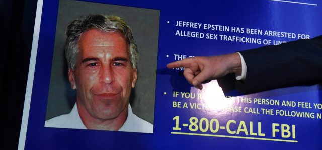 Muore il miliardario pedofilo amico dei Presidenti USA. Epstein trovato morto “suicida” nella prigione di  Manhattan