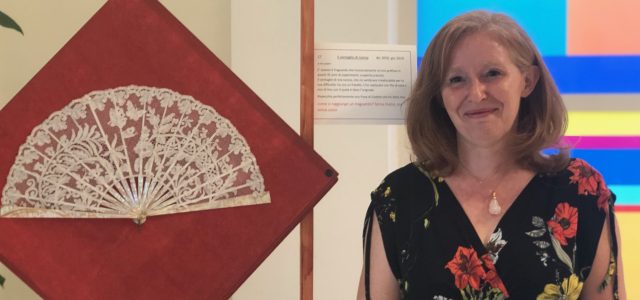 L’Aquila: Maria Cristina Bravi presenta la mostra di tombolo aquilano “Una porta fra passato e futuro”