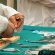Milano, le asportano lo stomaco per un tumore che non c’è: due chirurghi a processo