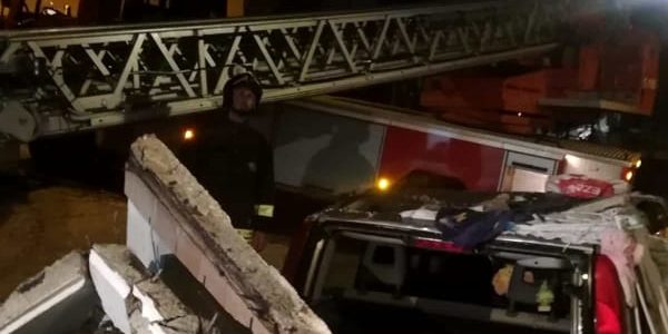 Brevi Pescara: paura in via Olpeta, un balcone crolla e distrugge un’auto, tragedia sfiorata