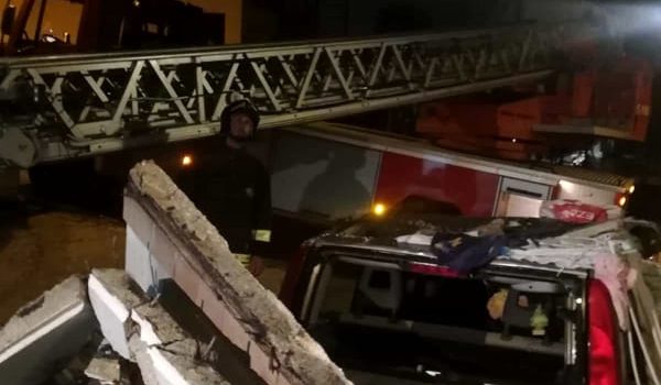 Brevi Pescara: paura in via Olpeta, un balcone crolla e distrugge un’auto, tragedia sfiorata