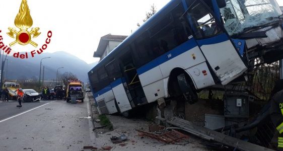 Autobus TUA contro un albero a Spoltore, 30 studenti feriti, grave una ragazza di 17 anni