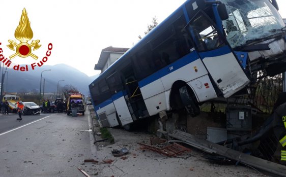 Autobus TUA contro un albero a Spoltore, 30 studenti feriti, grave una ragazza di 17 anni