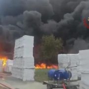 Avellino: la società del rischio “in action”, terribile nuvola nera sulla città, brucia fabbrica di componenti plastici (video)