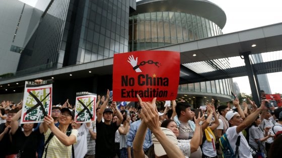 Hong Kong: cresce la rivolta e la repressione si fa durissima