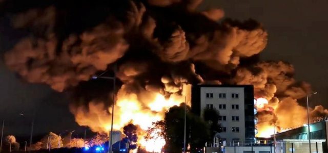 La società del rischio/3.  Rouen sotto una nube chimica. Udite esplosioni prima dell’incendio. Abitanti di 12 comuni invitati a non uscire… ma “non ci sono veleni nell’aria” secondo le autorità francesi… (VIDEO)