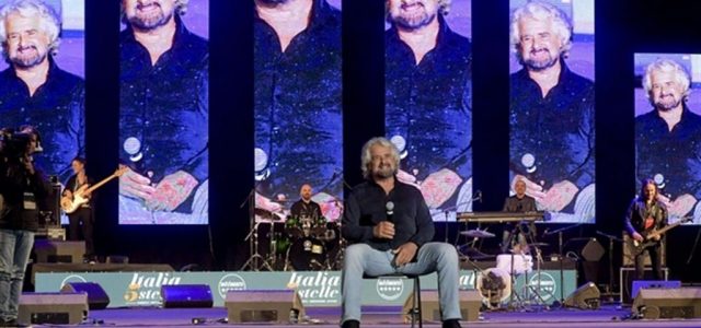Napoli: la festa di Beppe Grillo e l’apologia del Coglione