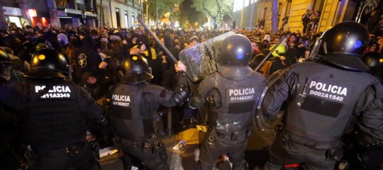 Barcellona: 350.000 in piazza a chiedere la liberazione dei dirigenti separatisti condannati.