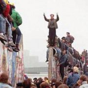 Trent’anni fa la caduta del Muro di Berlino. Un piede fra due mondi: la fine dell’Est sulla rotta dell’Ovest, verso il tramonto