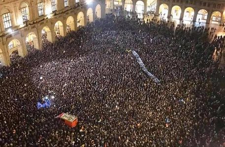 Bologna non si Lega. Migliaia in piazza Maggiore a dire no a Salvini. Tensioni e idranti sulla folla.