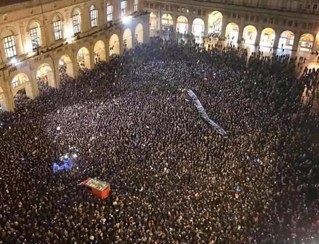 Bologna non si Lega. Migliaia in piazza Maggiore a dire no a Salvini. Tensioni e idranti sulla folla.