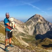 Si licenzia e s’incammina col suo cane per esplorare l’Italia. 260 giorni e 3850 chilometri  nel paese che muore
