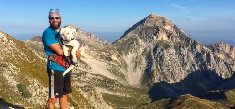 Si licenzia e s’incammina col suo cane per esplorare l’Italia. 260 giorni e 3850 chilometri  nel paese che muore