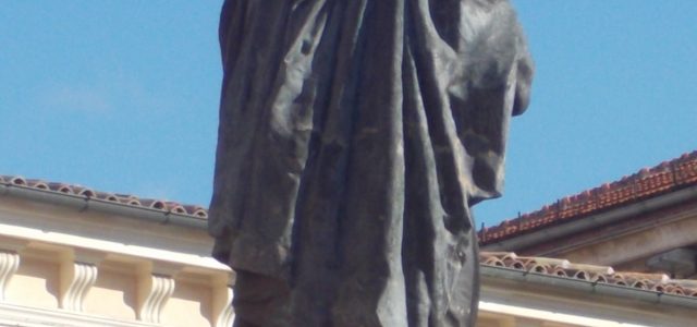 Sulmona piazza XX: Publio Ovidio Nasone si fa trovare di spalle