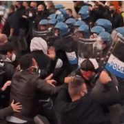 PRIMI RISVEGLI: oggi anche l’Italia in piazza contro le restrizioni anticovid. A Roma la polizia carica i manifestanti