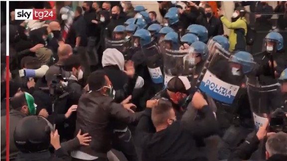 PRIMI RISVEGLI: oggi anche l’Italia in piazza contro le restrizioni anticovid. A Roma la polizia carica i manifestanti